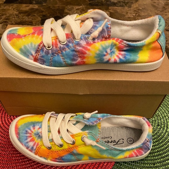 Forever Link Shoes - Tye dye slip on tennis size 5 💛💚💙
